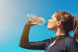 Beber agua durante la práctica deportiva