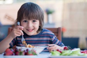 Cómo debe ser la alimentación infantil