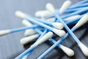 Los peligros de usar bastoncitos de oído para limpiar los oídos