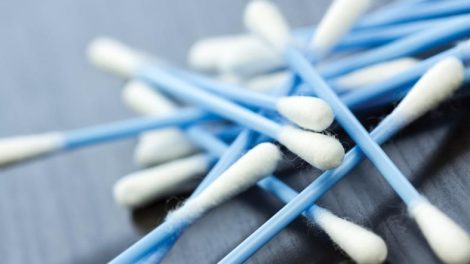 Los peligros de usar bastoncitos de oído para limpiar los oídos