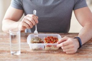 ¿Beber agua con la comida engorda?