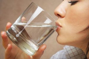 Los beneficios de bebe agua después de levantarnos