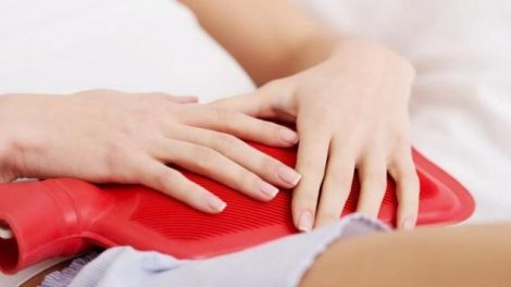 La aplicación de calor en el vientre es útil para aliviar el dolor