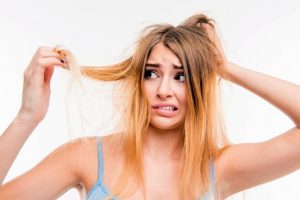 El clima, el secador o jabones fuertes son algunas causas de cabello seco