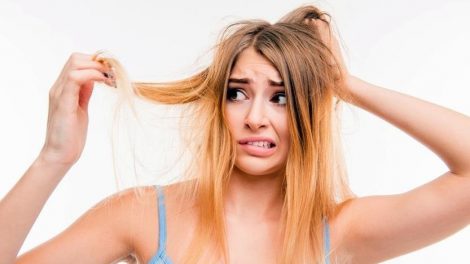 El clima, el secador o jabones fuertes son algunas causas de cabello seco