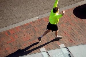 El retrorunning o correr hacia atrás