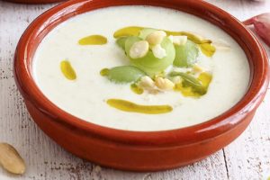 Receta de crema de almendras con uvas y melon