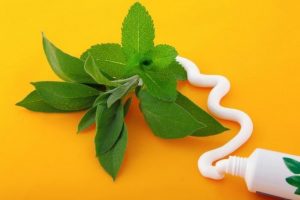 4 recetas para hacer dentífricos en casa