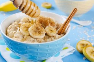 Cómo hacer un delicios desayuno nutritivo con avena