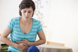 ¿Cuáles son las causas del dolor abdominal en zona izquierda o derecha?