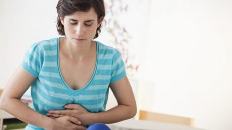 ¿Cuáles son las causas del dolor abdominal en zona izquierda o derecha?