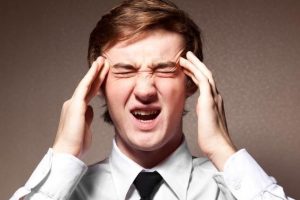 Los efectos del jet lag: dolor de cabeza, cansancio