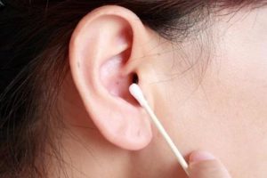 Cómo eliminar la cera de los oídos