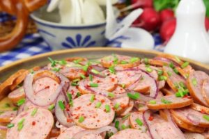Ensalada alemana de salchichas