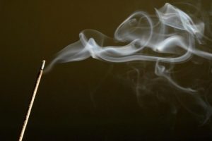 El humo del incienso es tan malo como el del cigarro