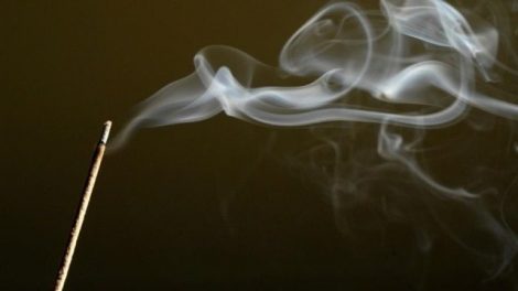 El humo del incienso es tan malo como el del cigarro