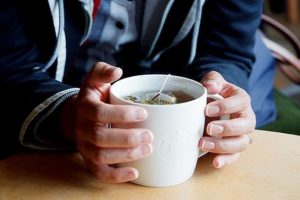 La infusión de manzanilla ayuda a curar la acidez