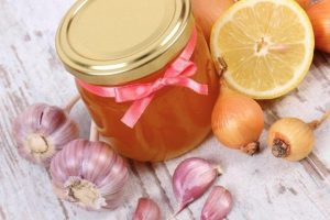 Receta para hacer un jarabe de cebolla, ajo, miel y limón en casa