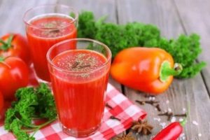 Jugo de tomate, pimiento rojo y aguacate