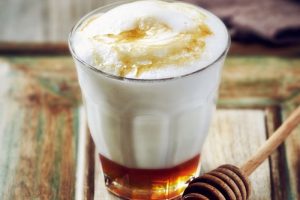 leche-caliente-con-miel-garganta