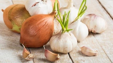 Consejos naturales para eliminar la halitosis causada por la cebolla o el ajo