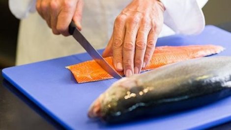 Mal olor a pescado en las manos