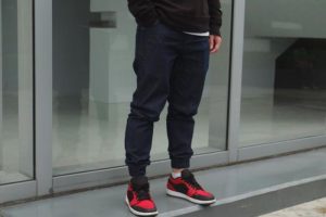 Riesgos de pantalones ajustados en el hombre