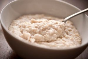 Cómo hacer porridge de avena al microondas