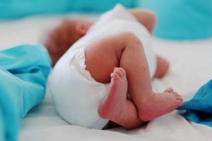 ¿Se puede prevenir que el bebé trague meconio?