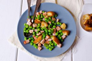 Deliciosa ensalada con guisantes y bacon