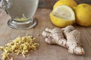 Cómo hacer un remedio de jengibre con jugo de limón