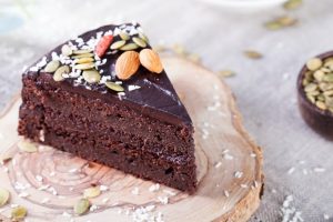 Cómo hacer tarta de chocolate negro y frutos secos