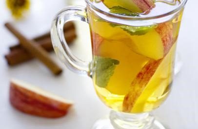 Cómo hacer un té verde de manzana y canela