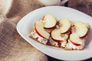 Receta de tostas de manzana, requeson y canela