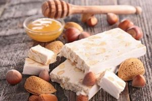 Receta de turrón de miel con almendras